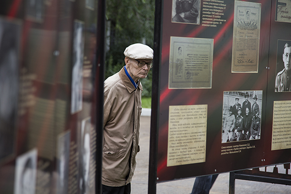 Пожилой мужчина на выставке «У границ земли Дальневосточной»