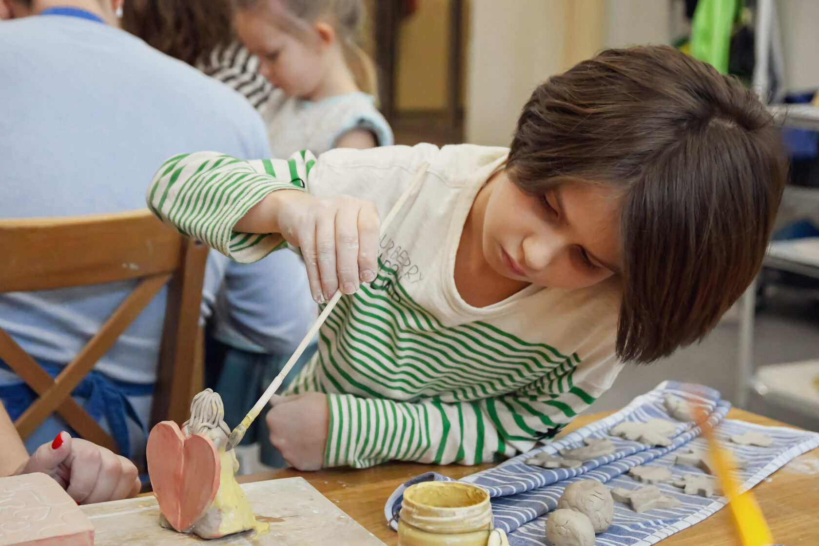 Игра в глину. Курс керамики для детей 3-5 лет в Новой школе