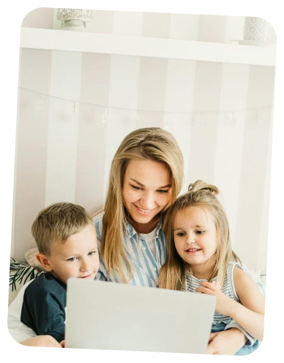 Фото мамы, играющей с детьми