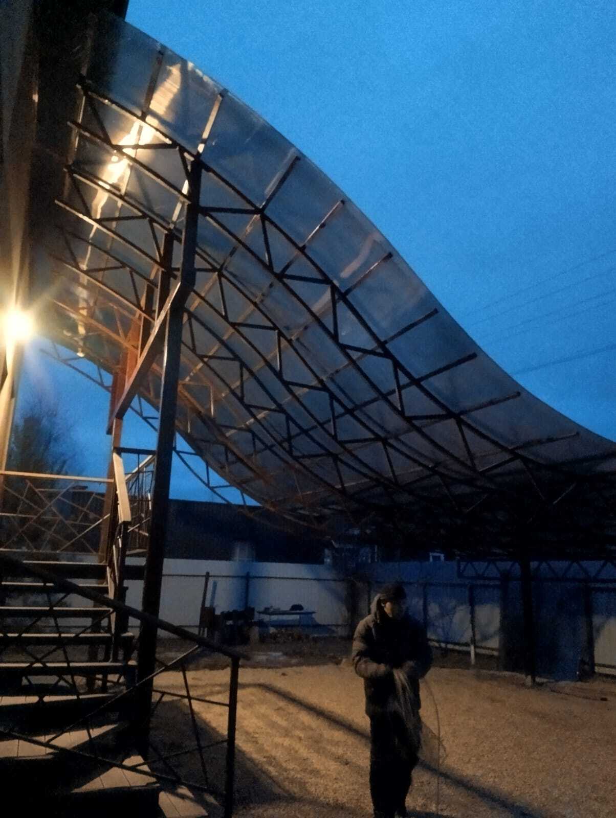 Навес на металлокаркасе