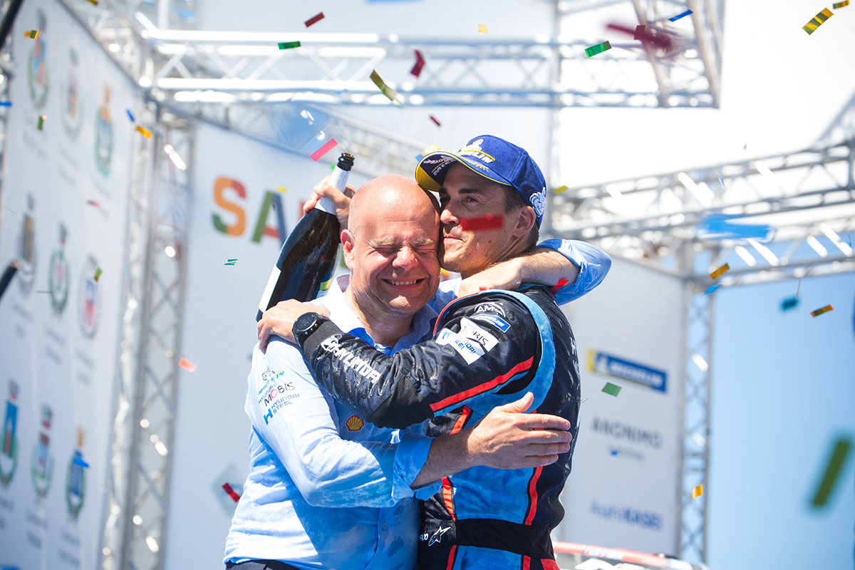 Руководитель Hyundai Motorsport Андреа Адамо и победитель ралли Сардиния 2019 Дани Сордо