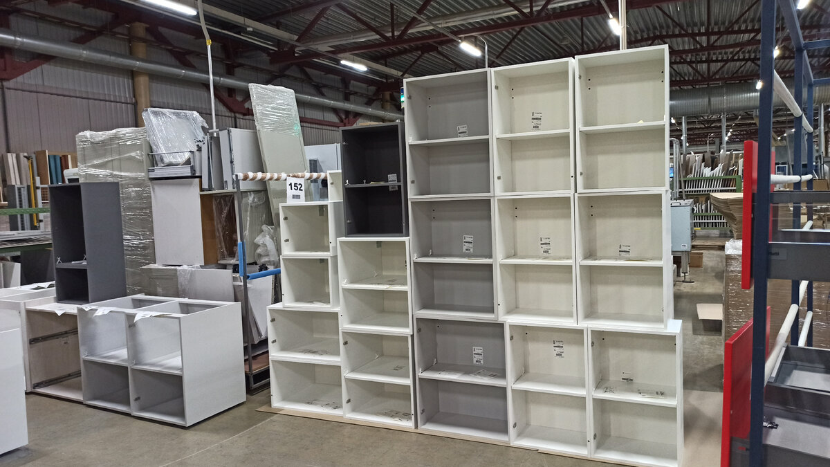 Корпуса разного цвета. Фото производства. Первая мебельная фабрика