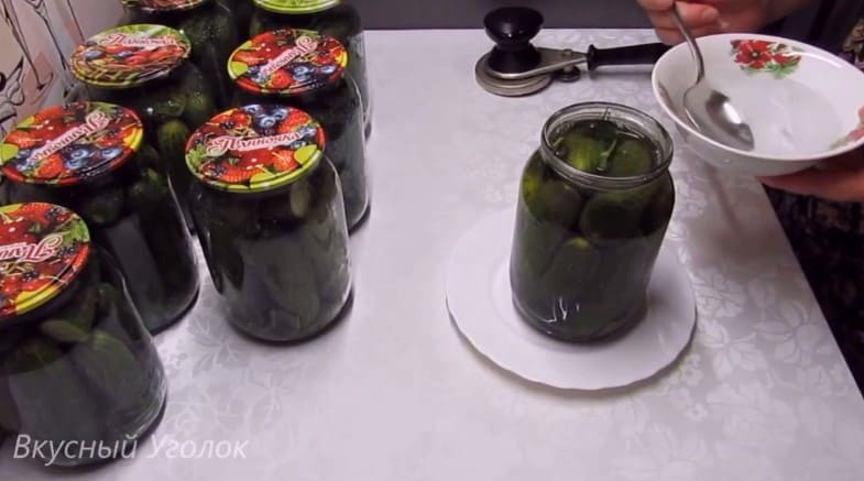 Приготовление маринованных огурцов на зиму с уксусом: шаг 15