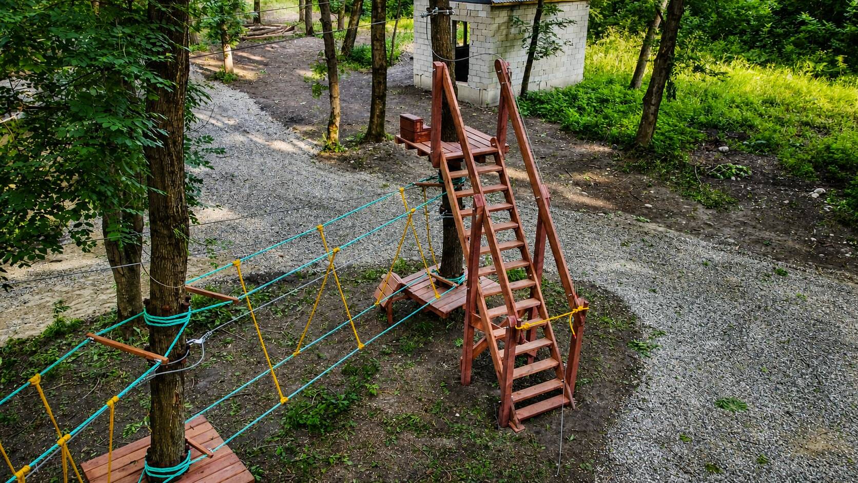 Верёвочный парк на загородной базе отдыха — фотография 2