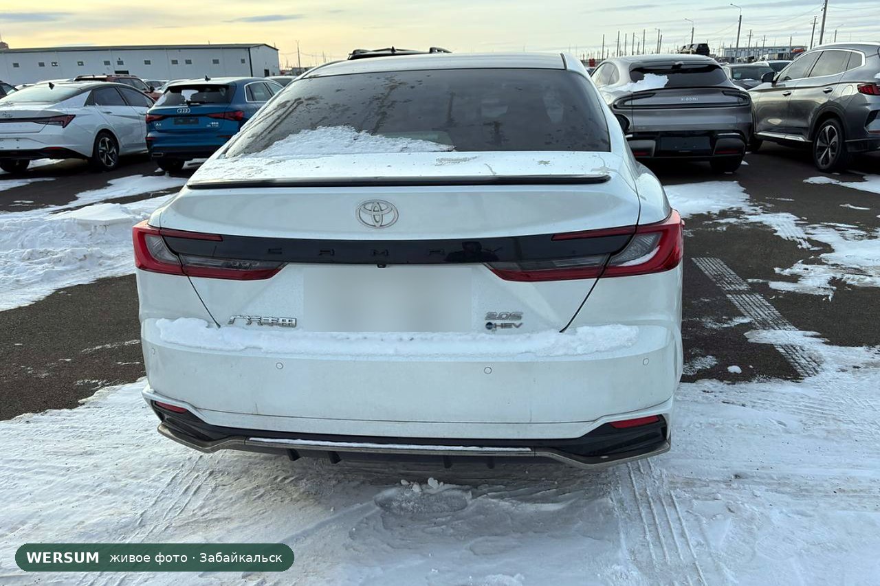 Toyota Camry, сзади: надписи 2.0S и HEV