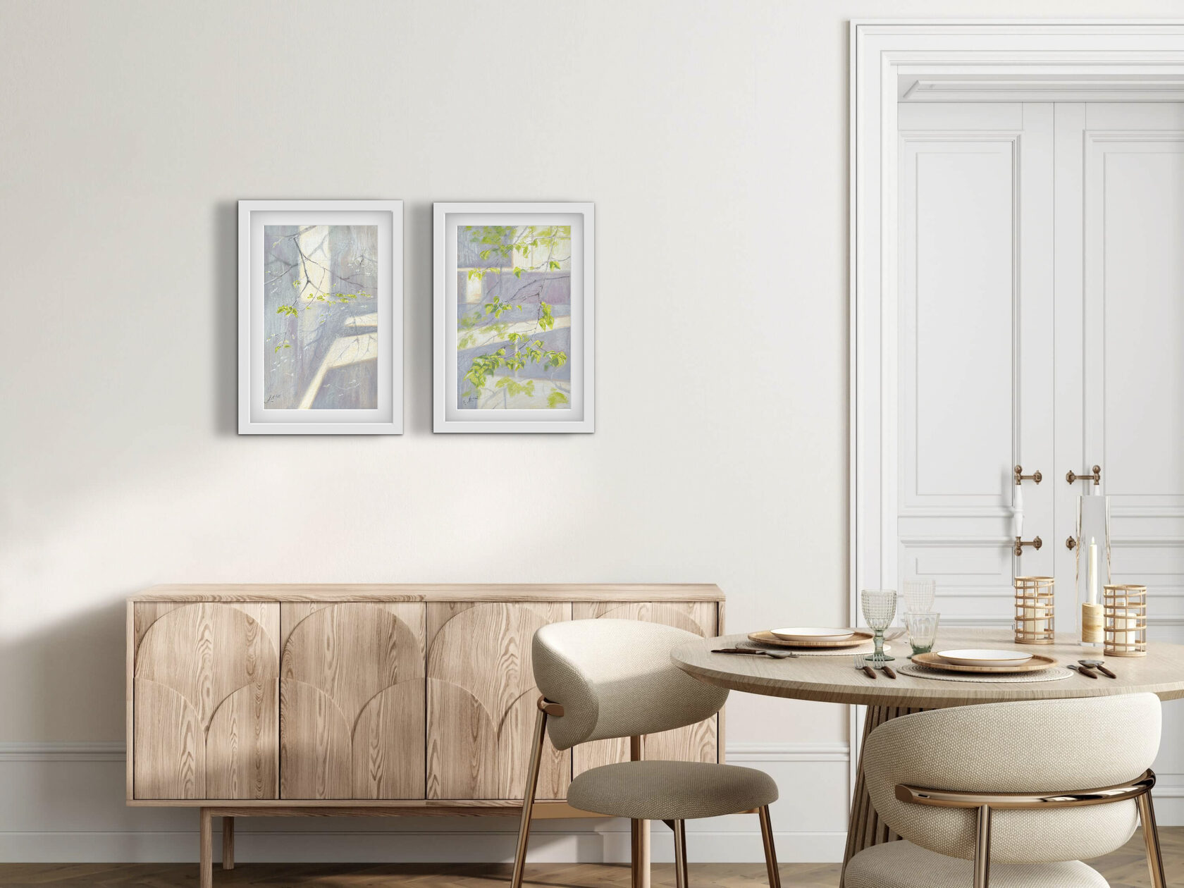 уютный интерьер с повешенной картиной, свечой и бокалами