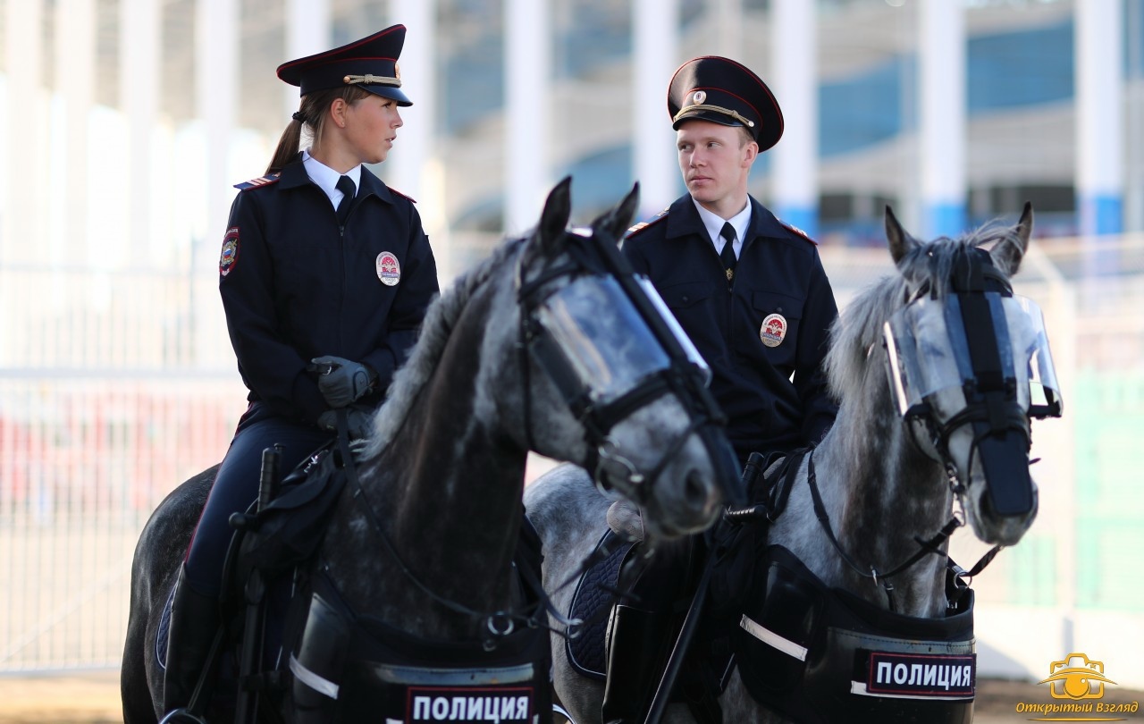 В форме на коне. Конная полиция Британия. Конный полицейский. Конная полиция России. Конная полиция в Москве.