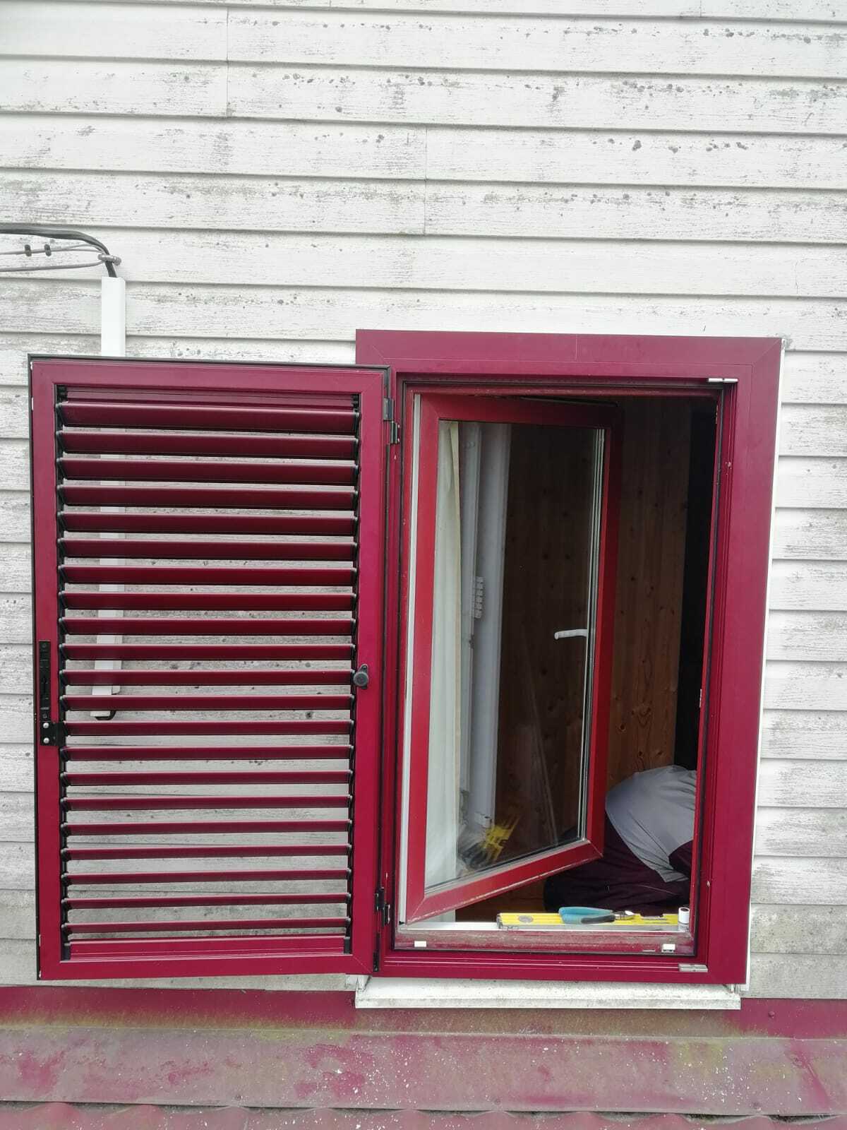 Жалюзийная дверь алюминиевые в помещение дачного дома