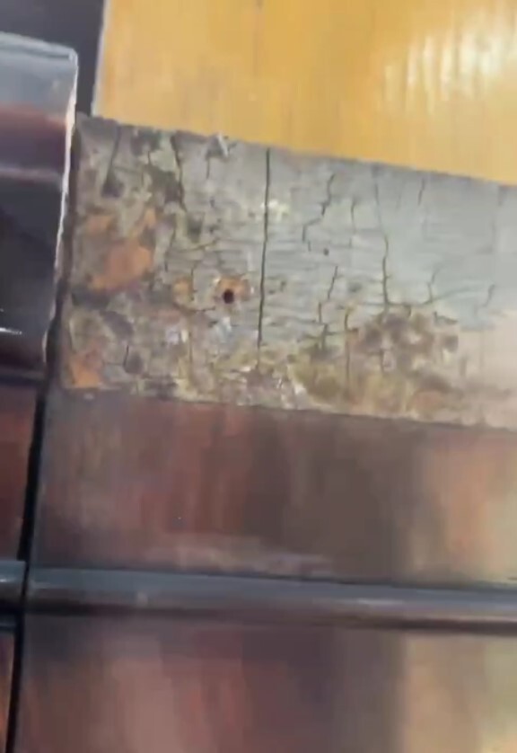 Очистка внутренней части антикварного шкафа