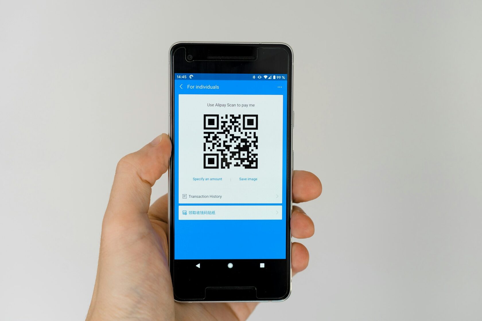 QR-код билета на экране смартфона