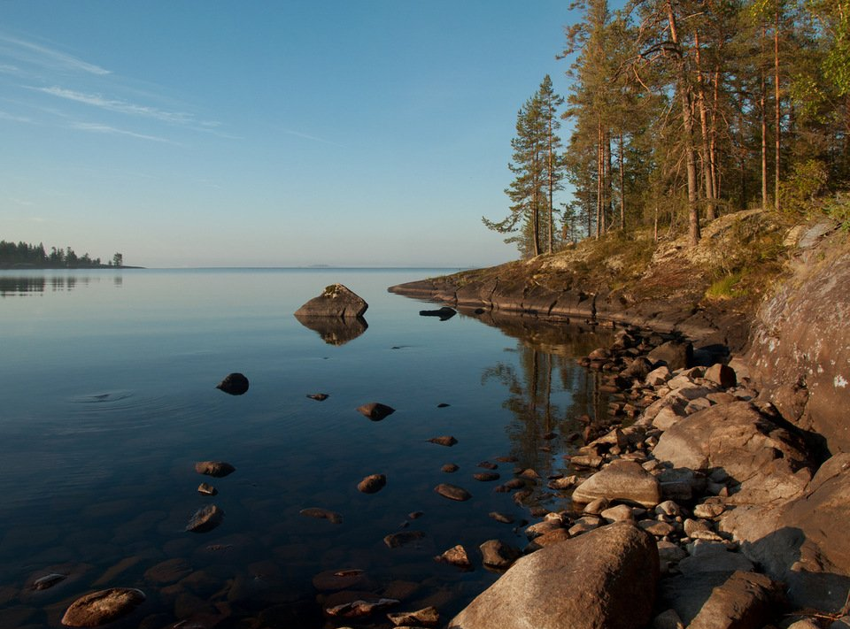 В этой республике онежское озеро. Озеро Онего Карелия. Онега Онежское озеро. Онежское озеро Петрозаводск. Берег Онежского озера.