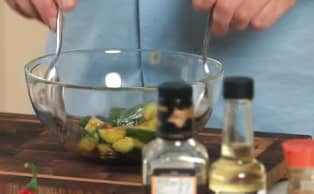 Приготовление салата из битых огурцов по рецепту Ивлева: шаг 8