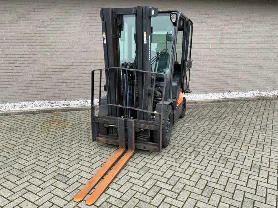 Дизельный вилочный погрузчик Doosan D25S-7 для статьи о перегреве двигателя