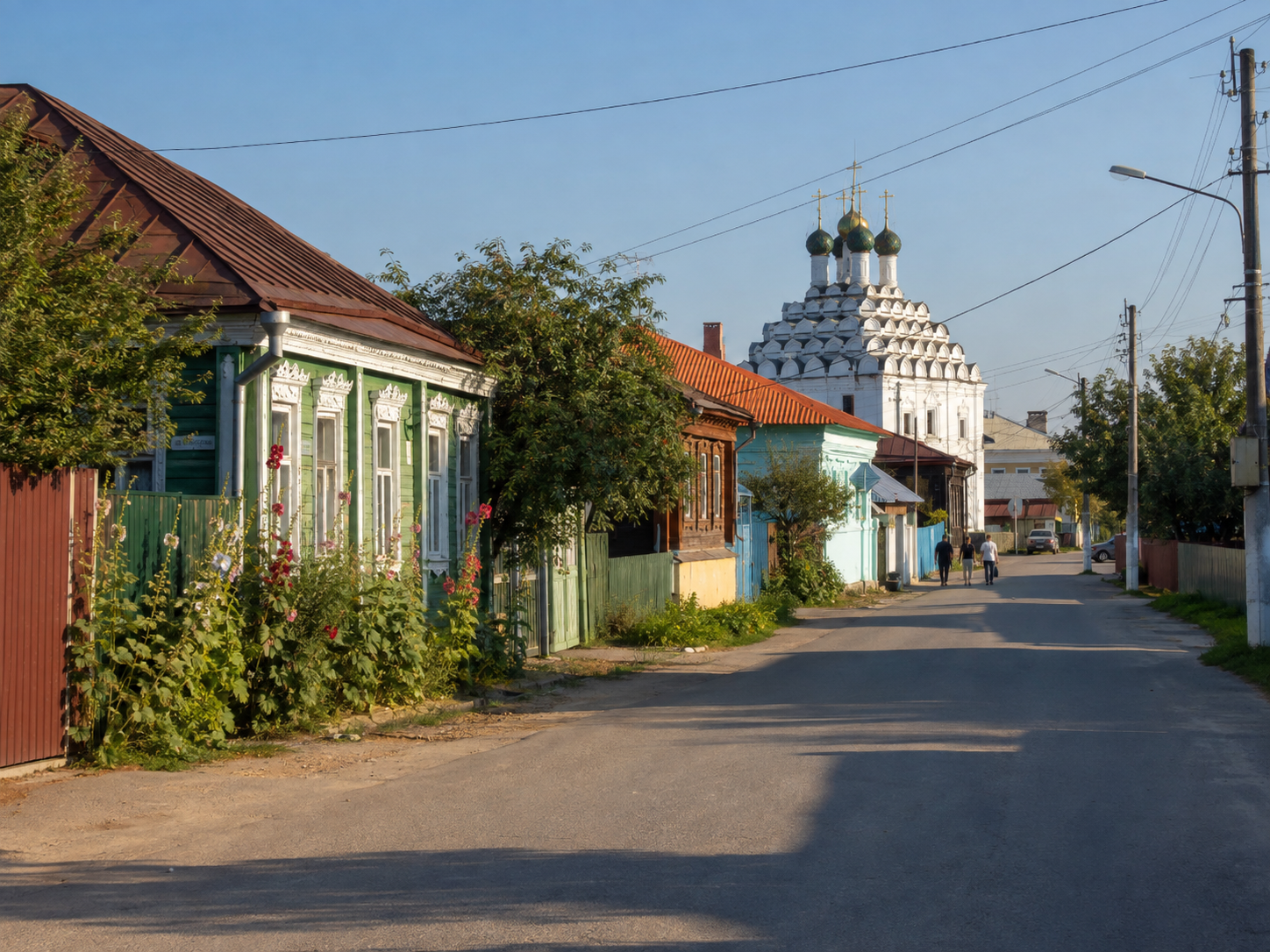 Старинные дома Коломенского посада и церковь Николы на фоне тихой городской улицы