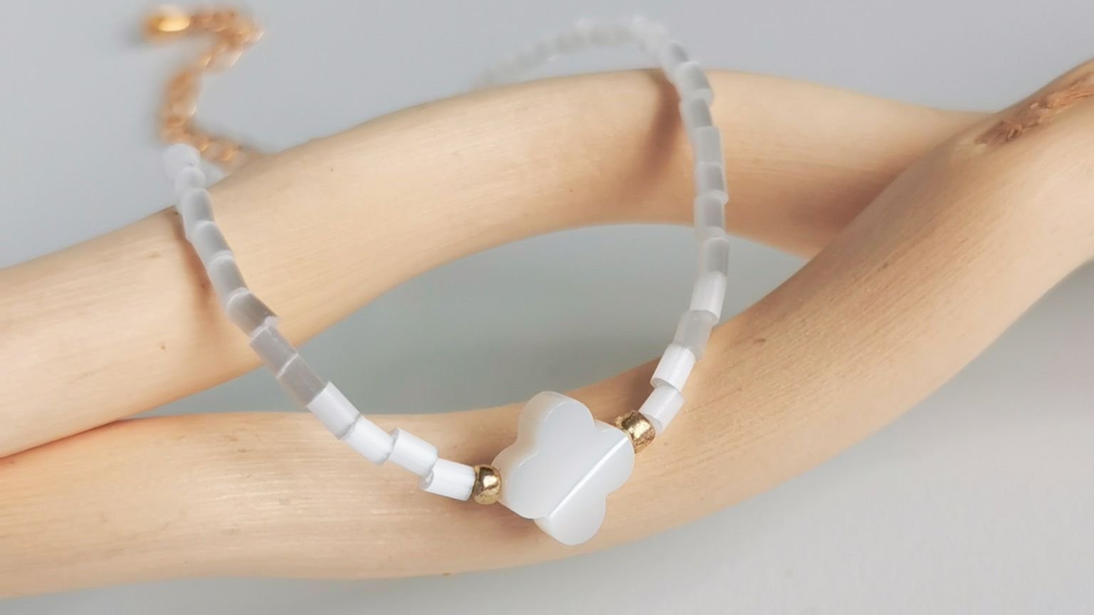 Браслет на руку с натуральным перламутром