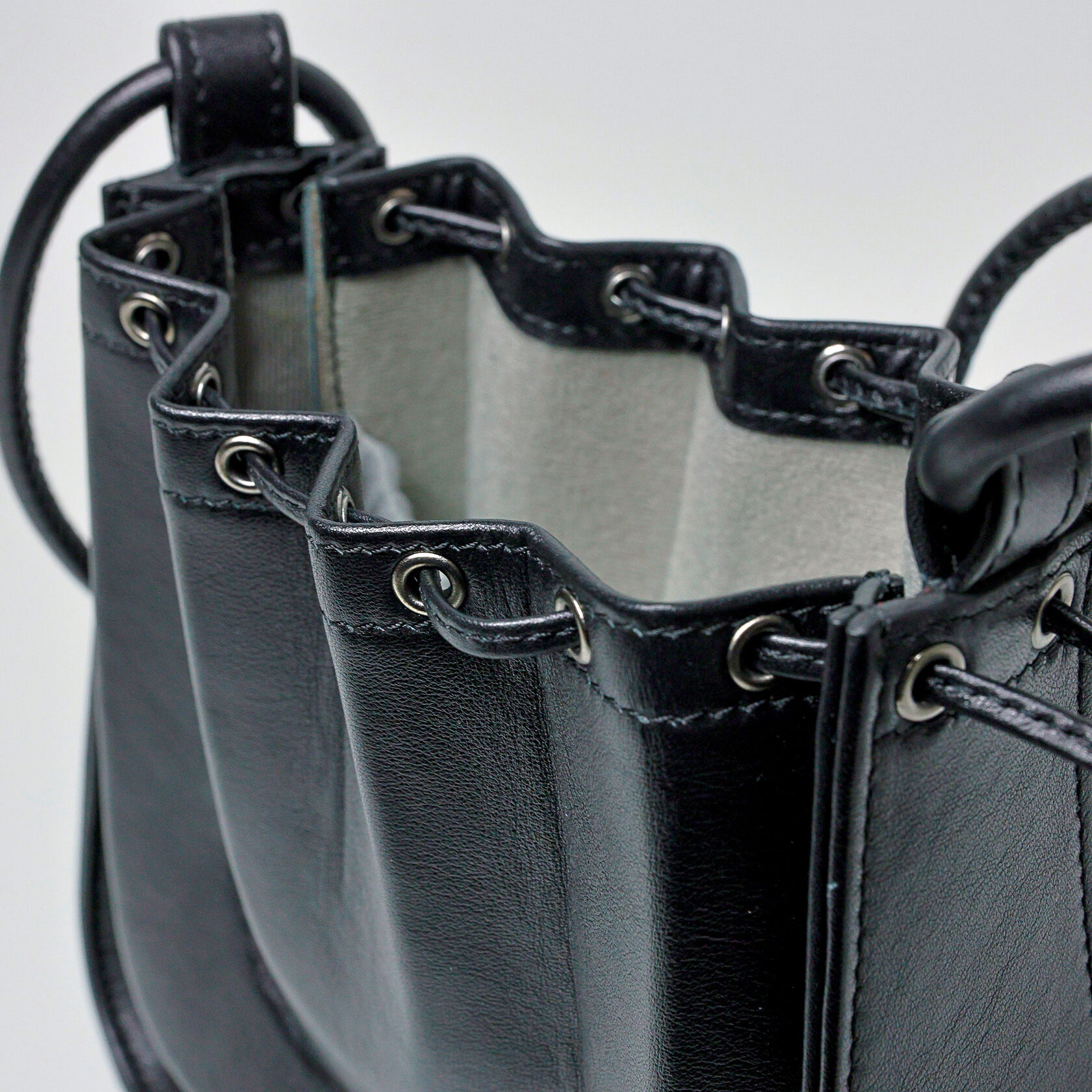 дизайнерская сумка Drift mini архитектурной формы черного цвета из натуральной кожи премиум качества