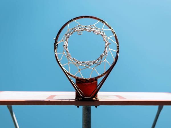 Семейный лагерь - игра в баскетбол