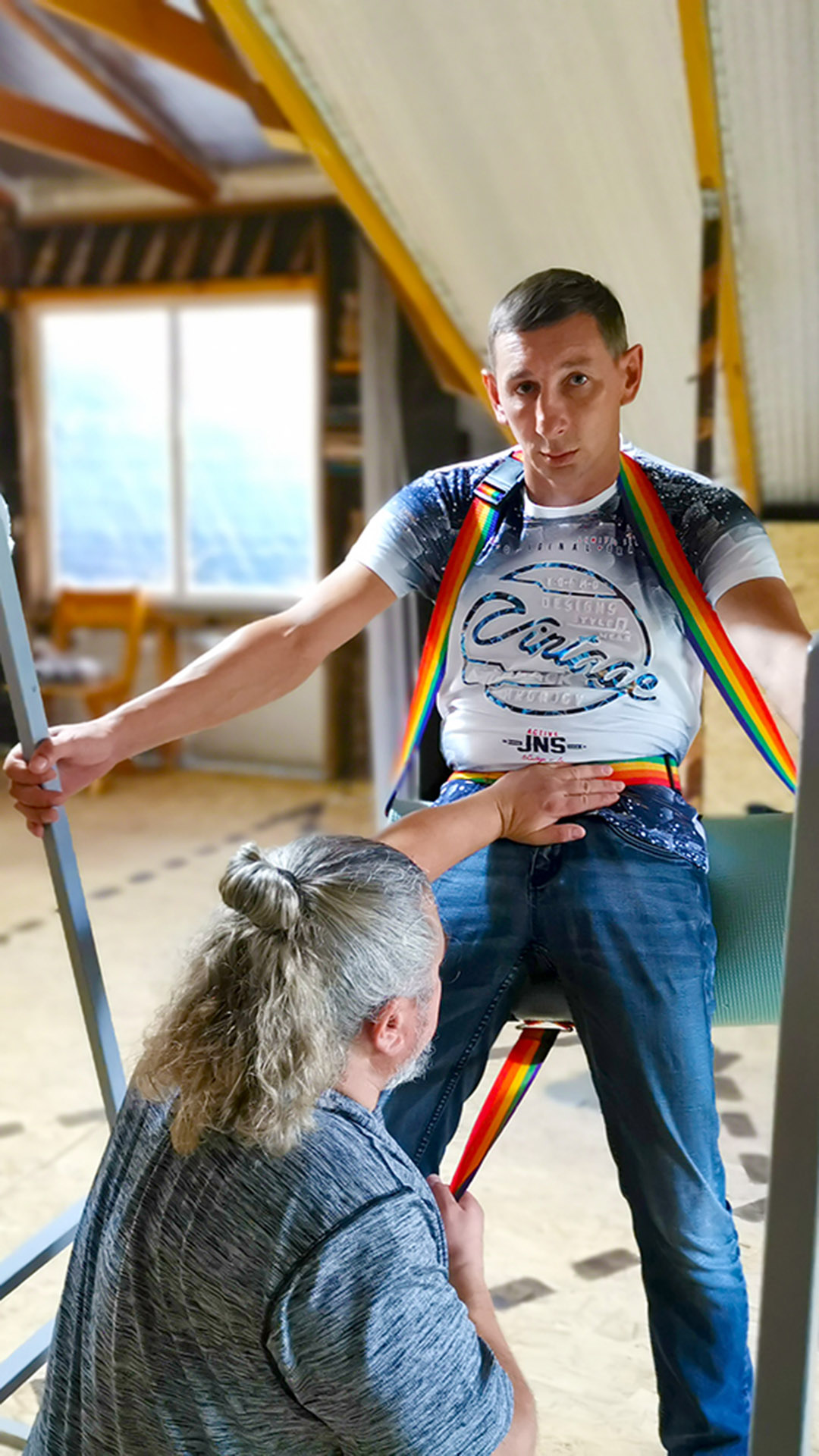 Фото проработки поясничного отдела для снятия боли в пояснице. Практика мягкого рычага инструмента Брусвер. Занятие у РАмана в Зале Оздоровительных Практик в Анапе.