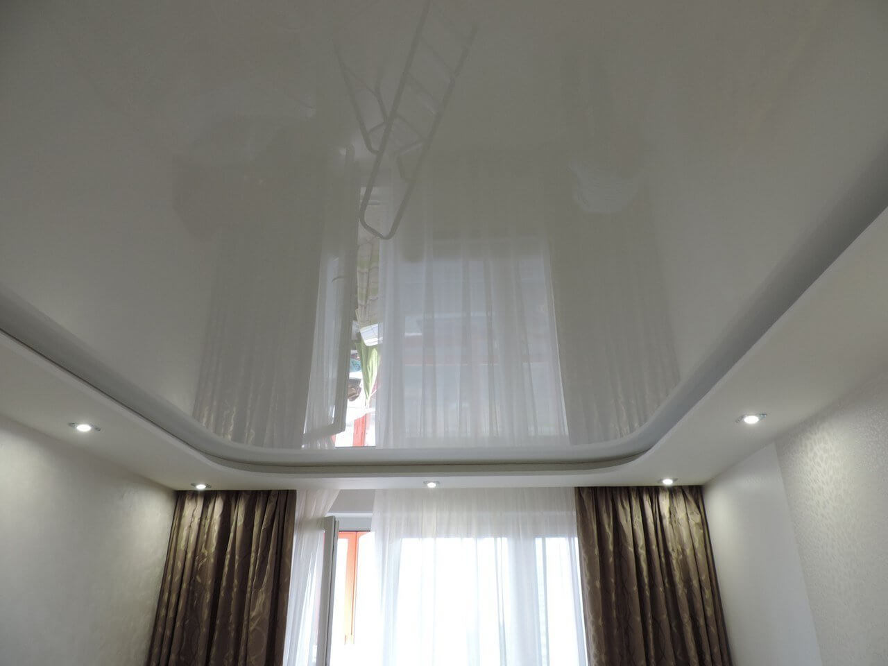 Глянец потолок натяжной белый фото