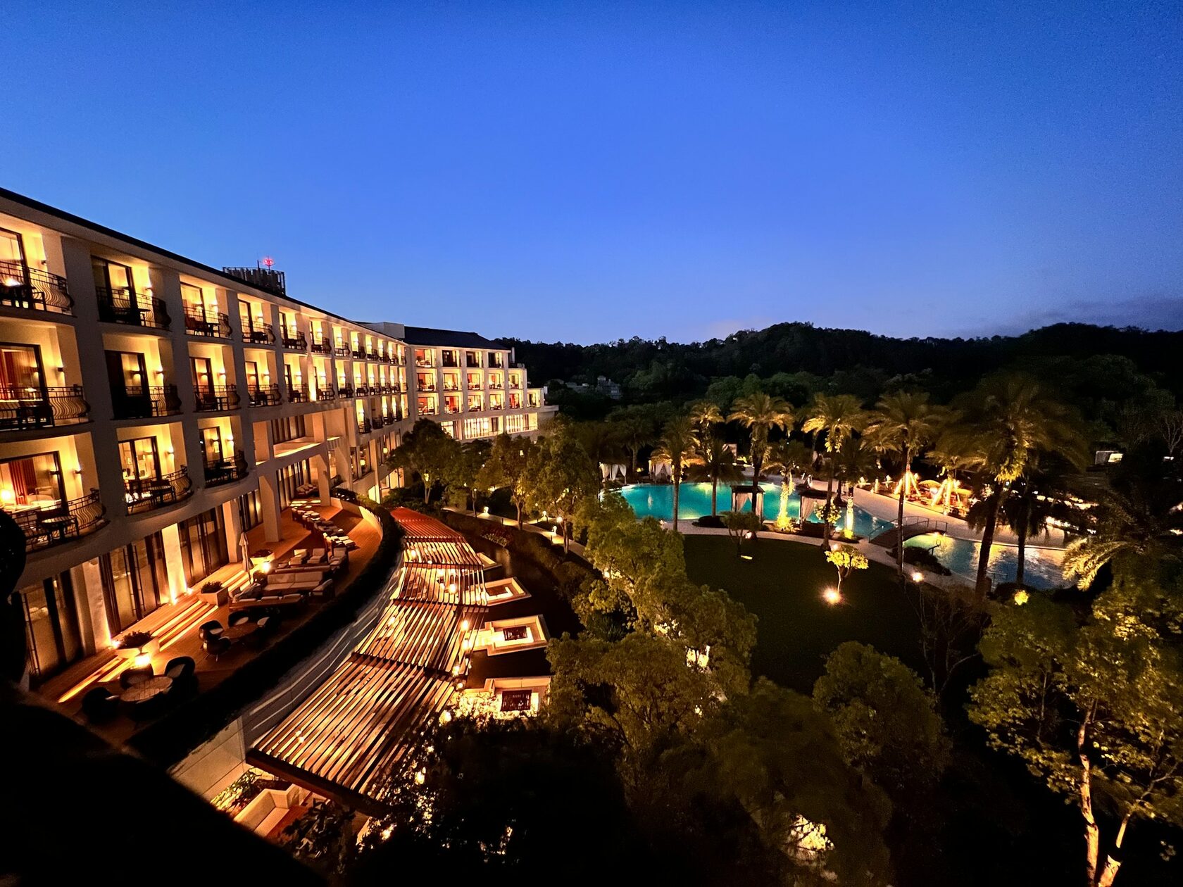 Marine Garden Hotel & SPA 5★ — вечерний вид комплекса с бассейном