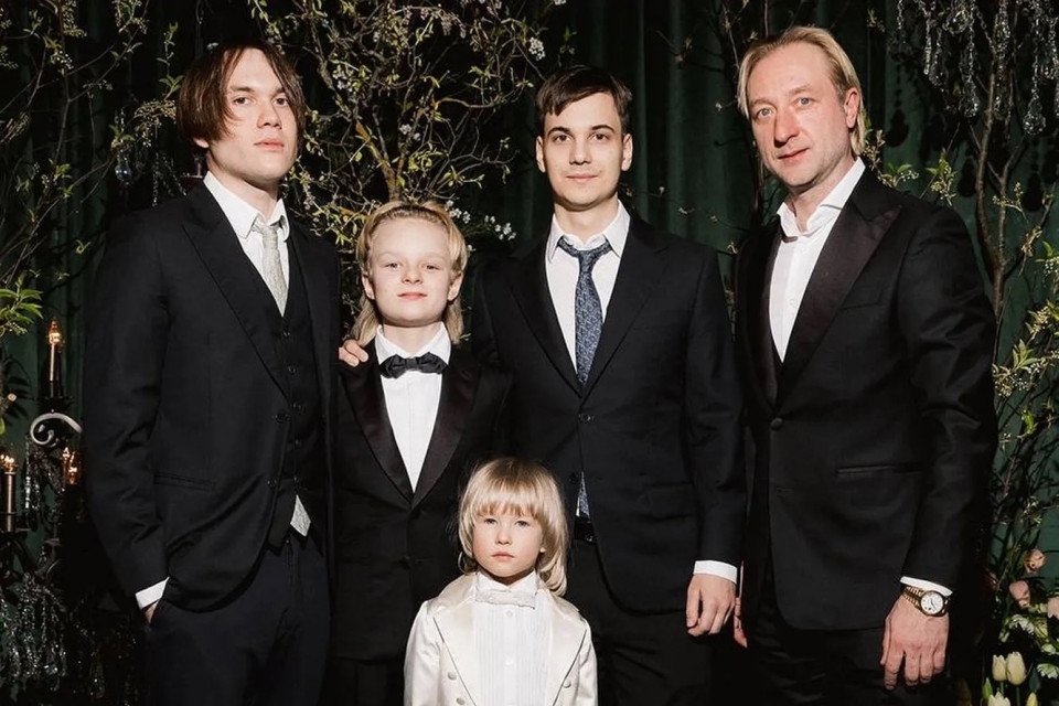 Сыновья Яны Рудковской с мужем Евгением Плющенко. Фото: Новый очаг