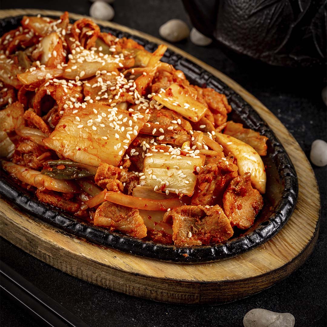 Кимчи со свининой. Чимча со свининой. Кимчи со свининой. Кимчи жареная со свининой. Джеюк покым.