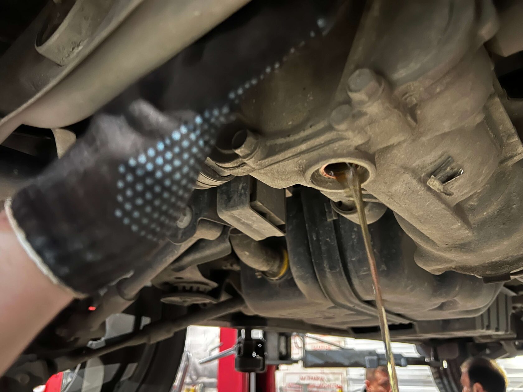 Слив старого масла с заднего редуктора