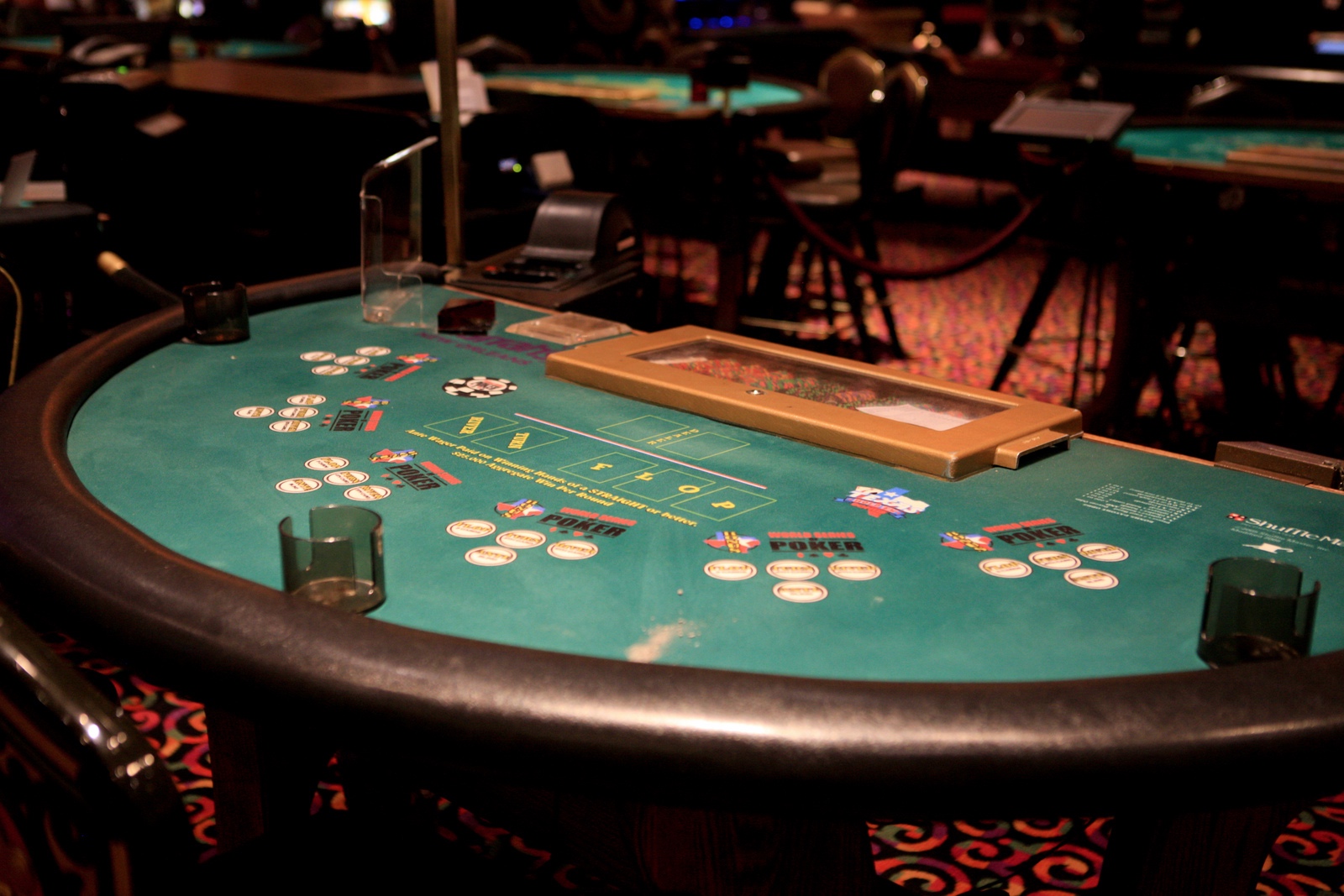 Карточный столик. Покерный стол. Стол для азартных игр. Стол казино Покер. Покерный стол в казино.