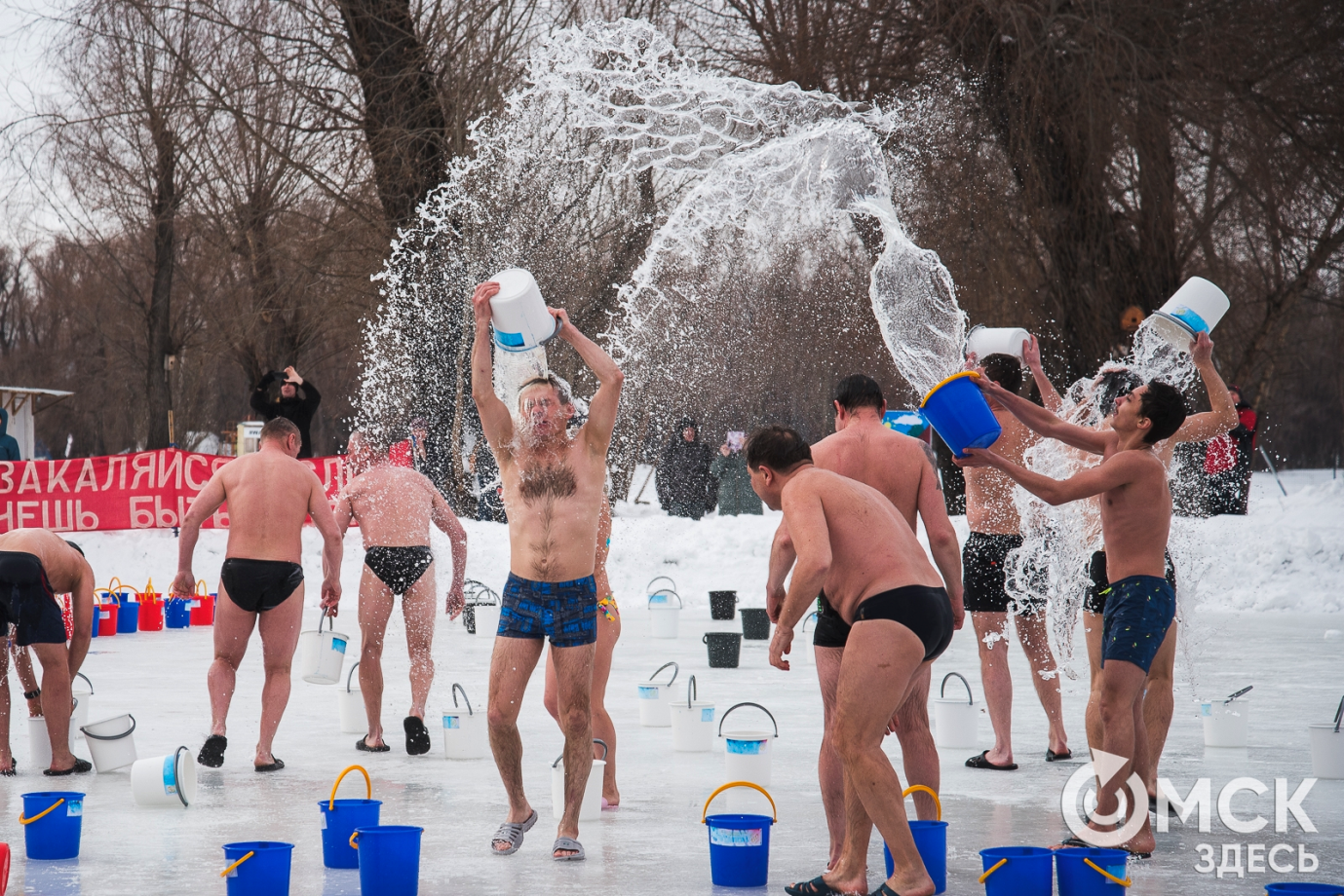 Закаленный временем. Моржевание закаливание. Моржи закаливание. Зимнее плавание. Моржи пловцы.