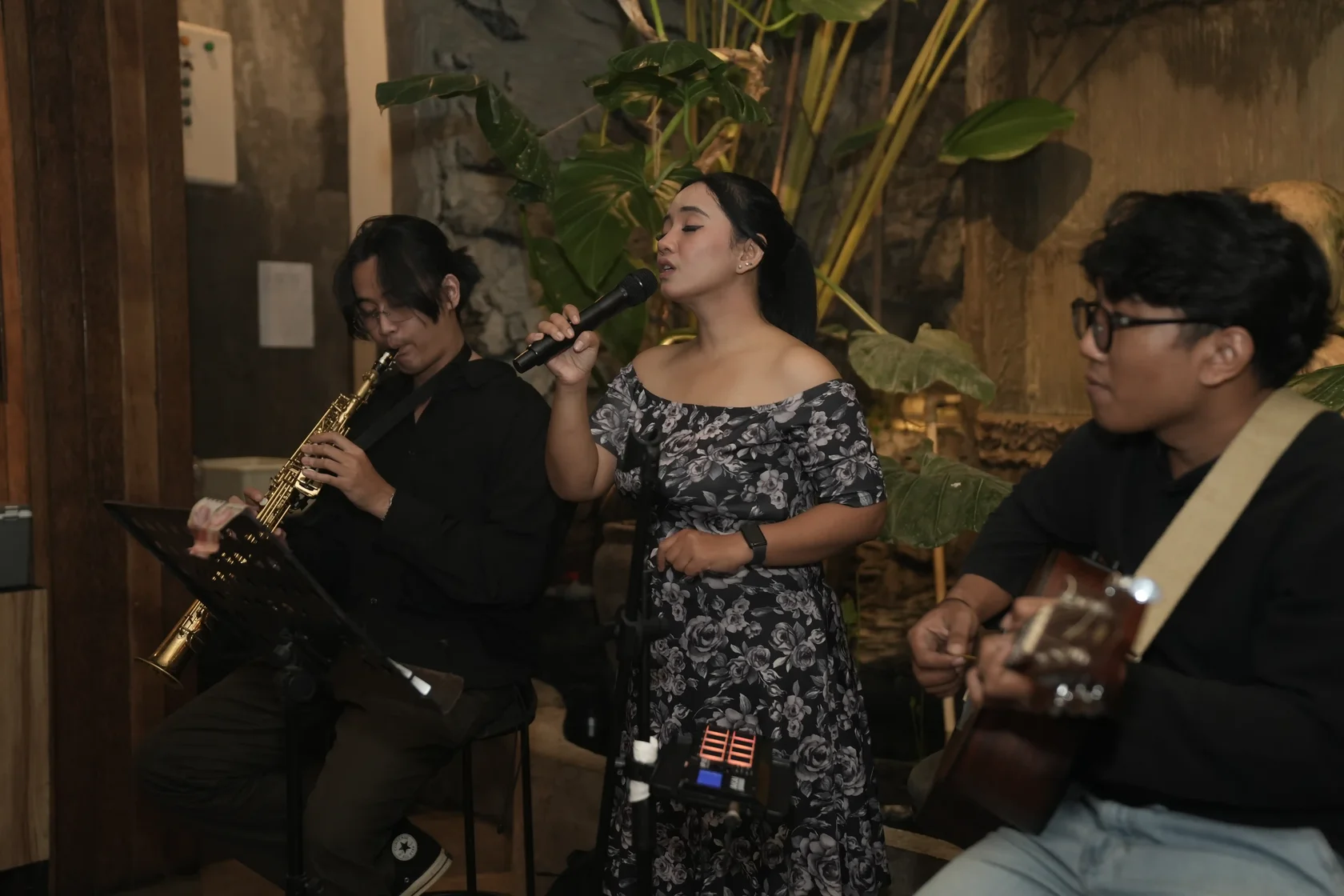 Live band performing at Eden Uluwatu with a singer, saxophone player and guitarist