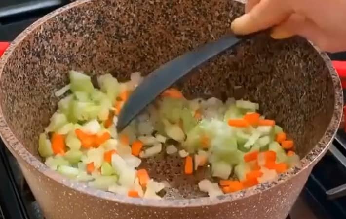 Приготовление постного горохового супа-пюре из консервированного горошка: шаг 3