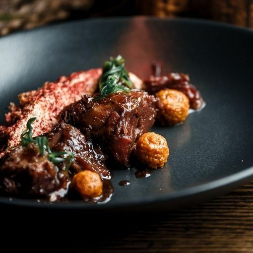 牛颊肉配花椰菜泥