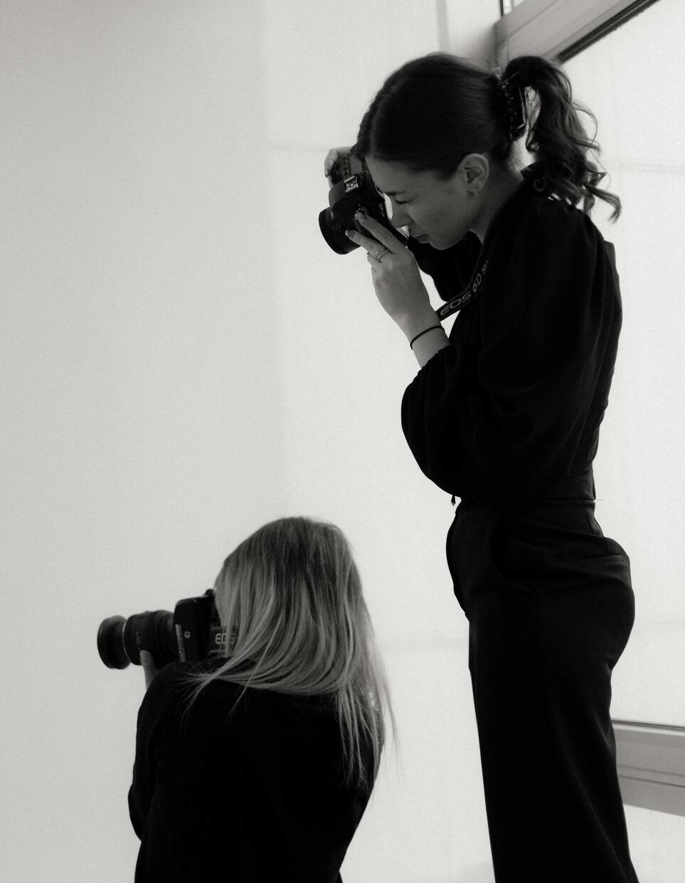 Процесс фото и видео съемки в топовой фотошколе CVET: два фотографа в процессе видеосъемки