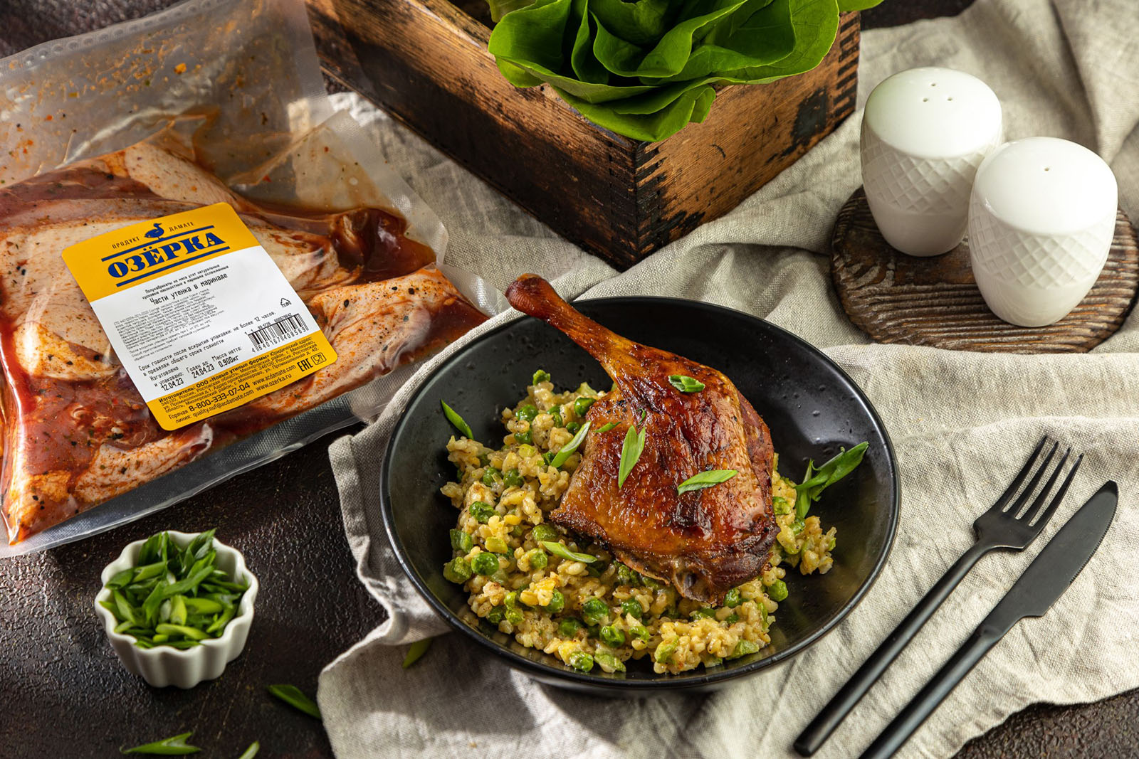 Утенок в маринаде со сладким зеленым горошком и сливочным булгуром