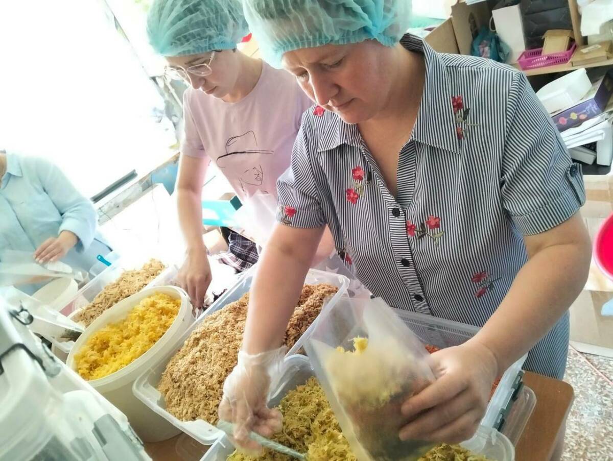 «Биектау ашлары»: жены бойцов из Высокой Горы отправили на фронт 30 тыс. супов