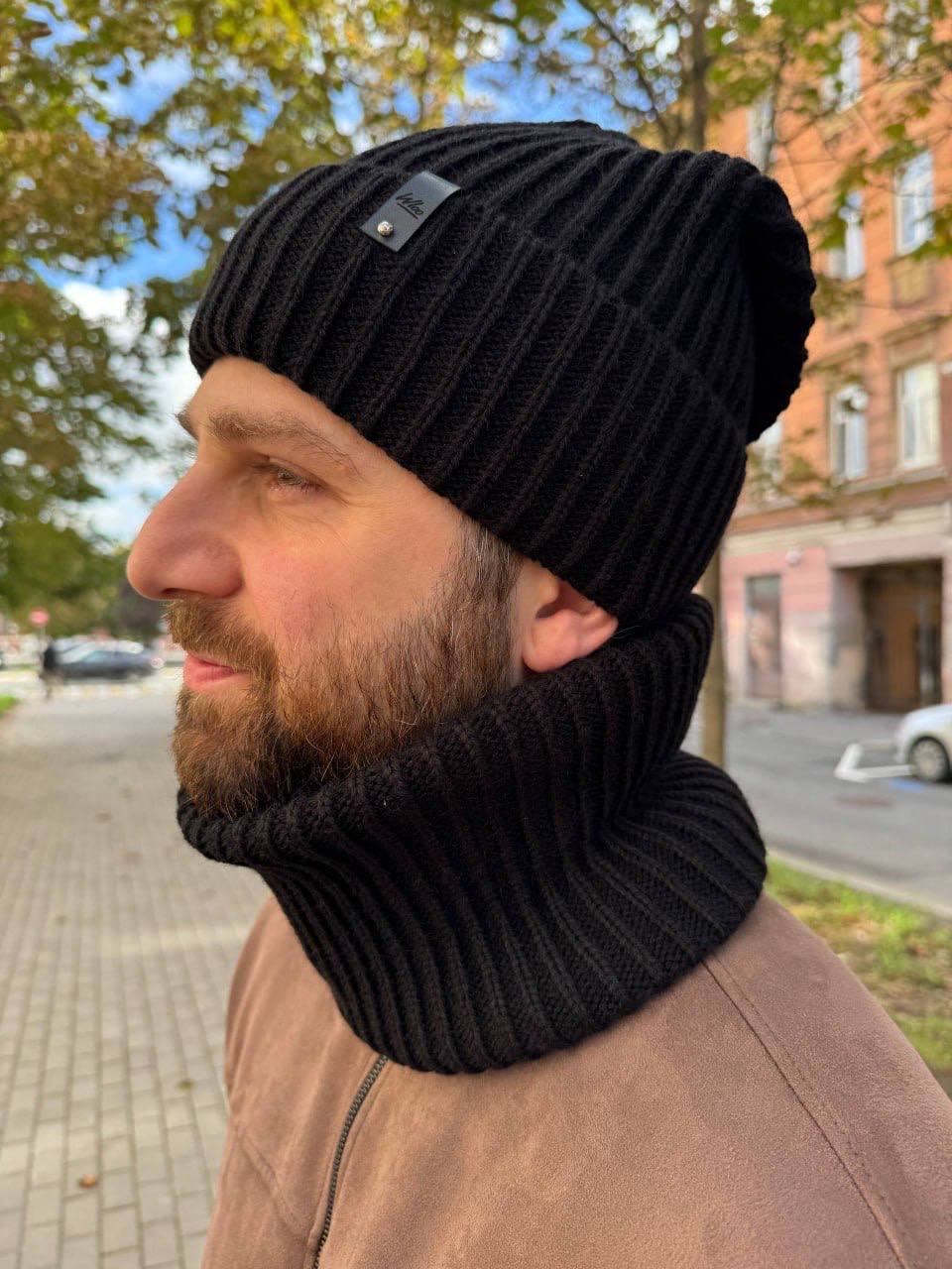 Мужчина в чёрной шапке и снуде