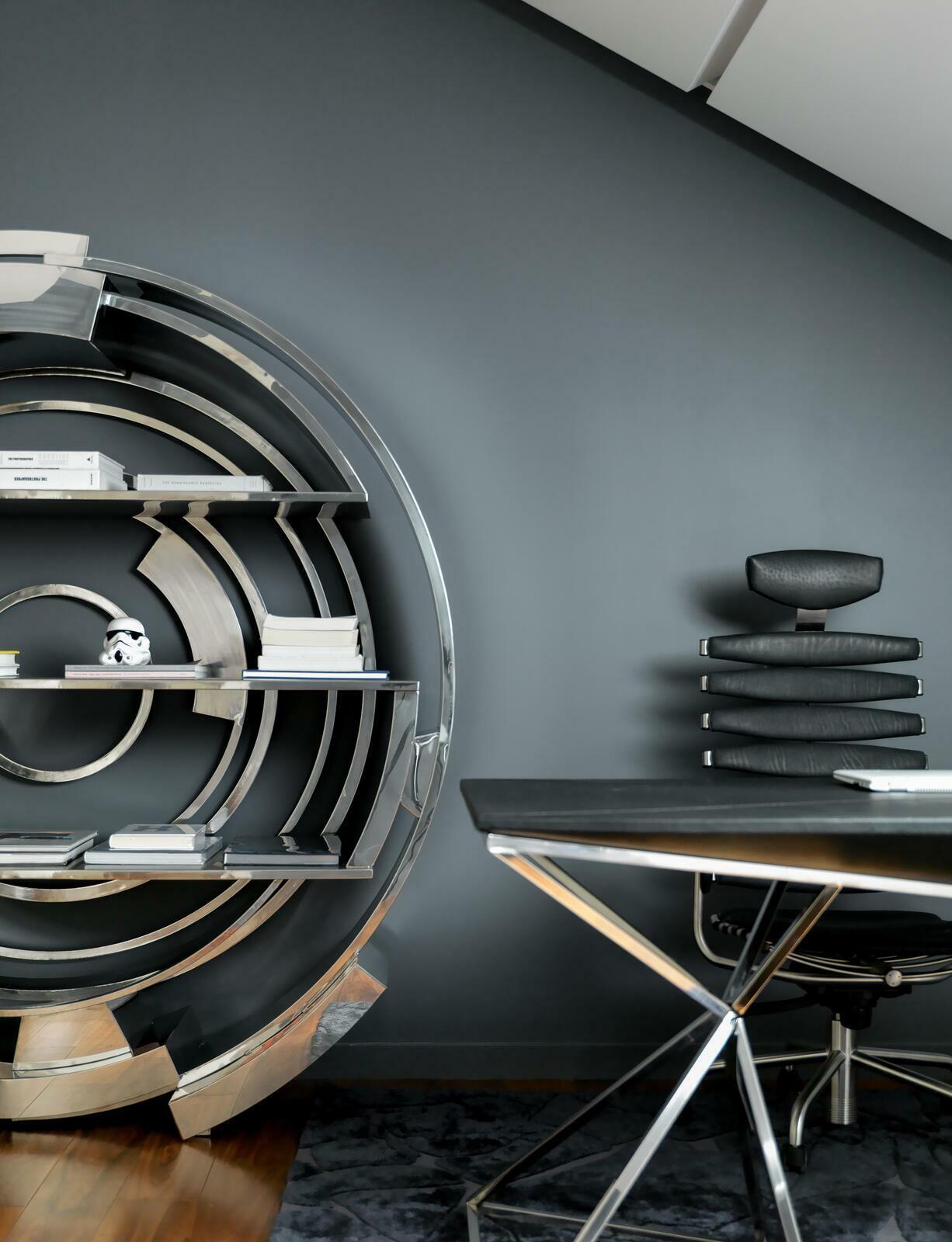 Стол и стеллаж Michael Yeung, рабочее кресло De Sede. Интерьер Екатерины Фёдоровой