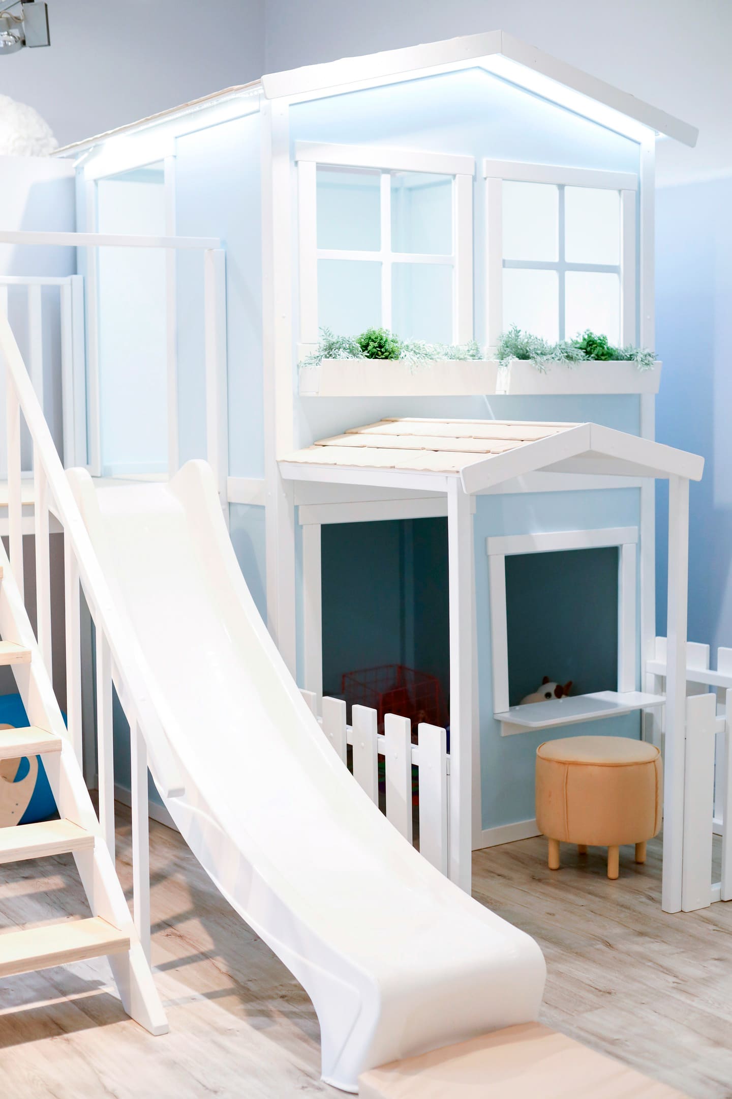 Детский игровой домик в интерьере семейного кафе