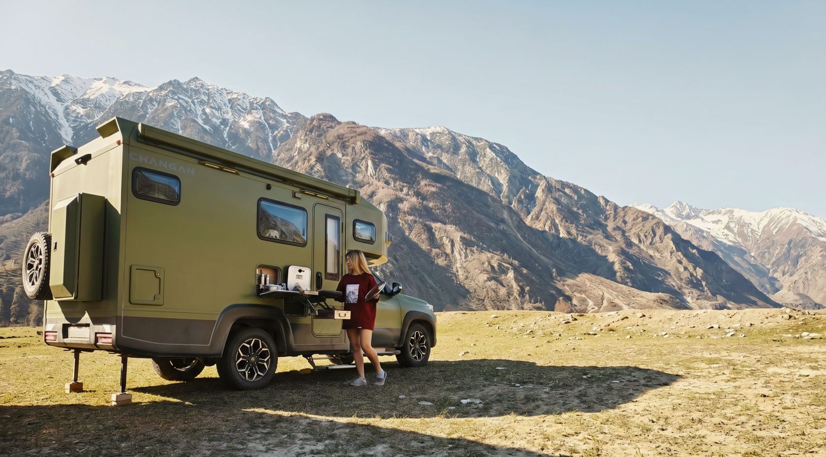 CHANGAN Motorhome на фоне горного луга