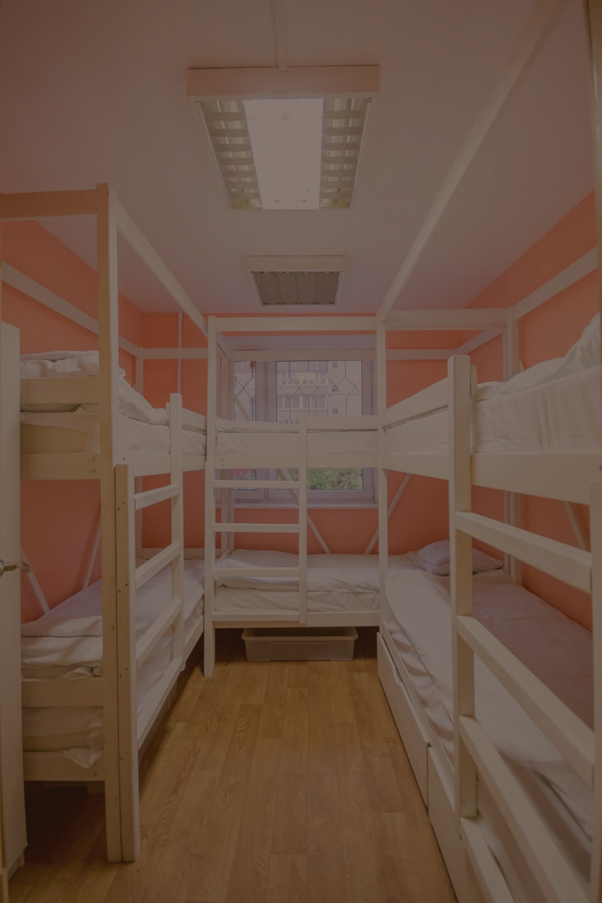 Светлый чистый номер с двухъярусными кроватями в гостинице у метро Опалиха, Красногорск.