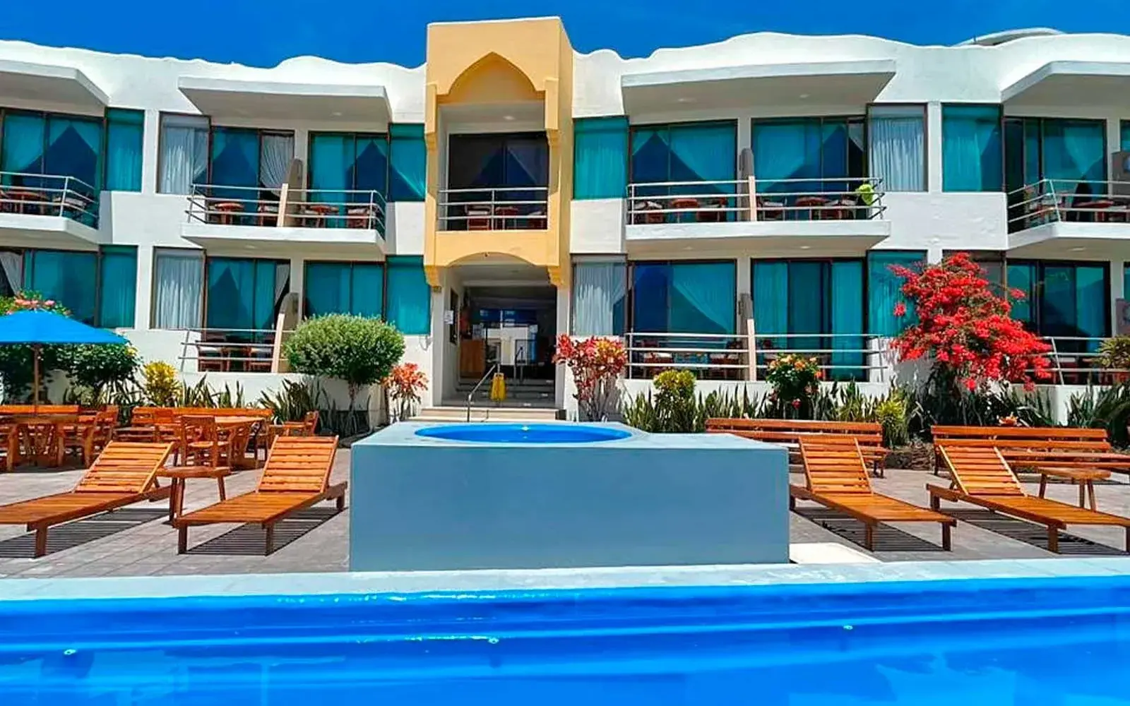 Корпуса Hotel Solymar с балконами, шезлонгами и бассейном, Пуэрто-Айора