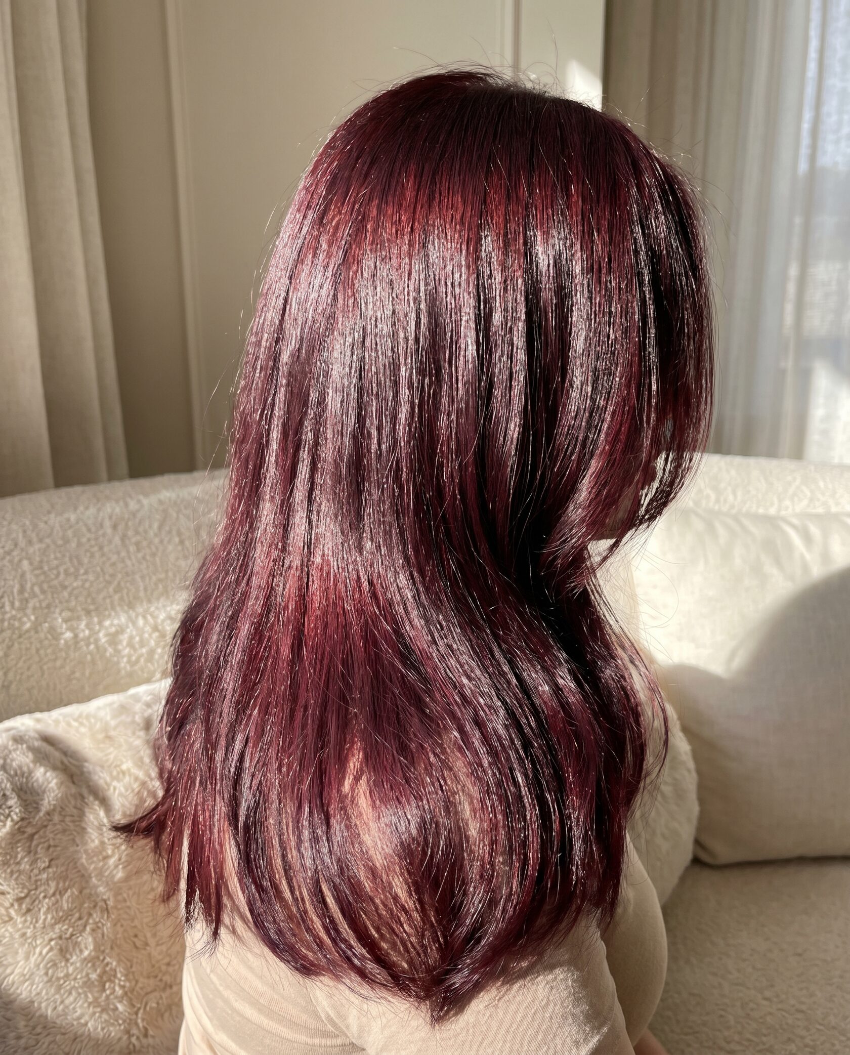 бордовые волосы с карими глазами