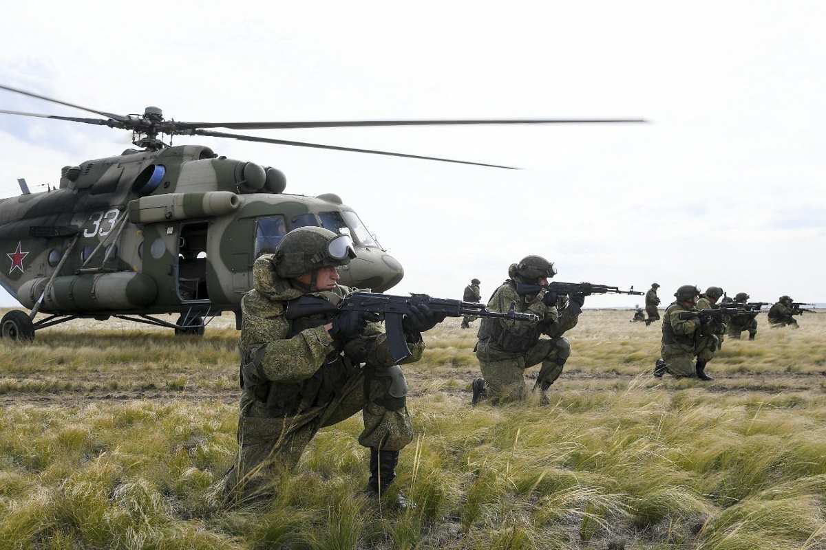 Современные подразделения ВДВ России во время учений с боевыми машинами десанта.