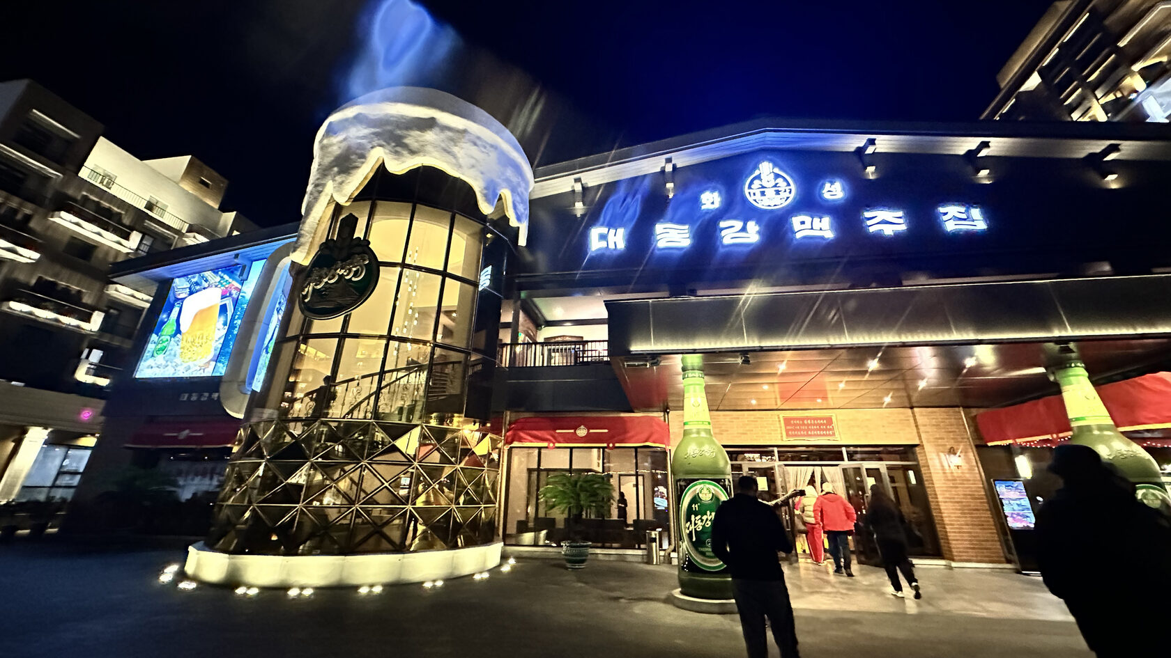 Пивной бар Тэдонган. Пхеньян. КНДР (Северная Корея)