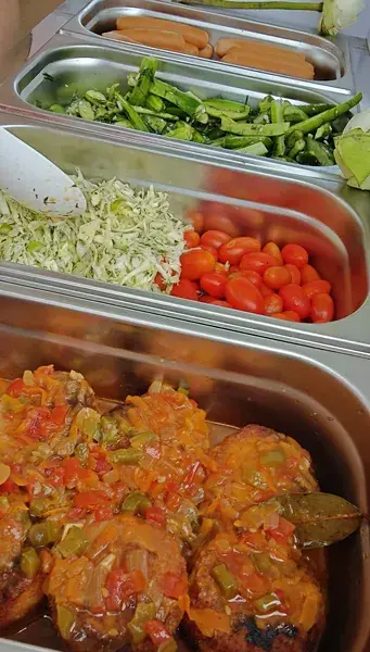 Салат и мясо в лотках на раздаче