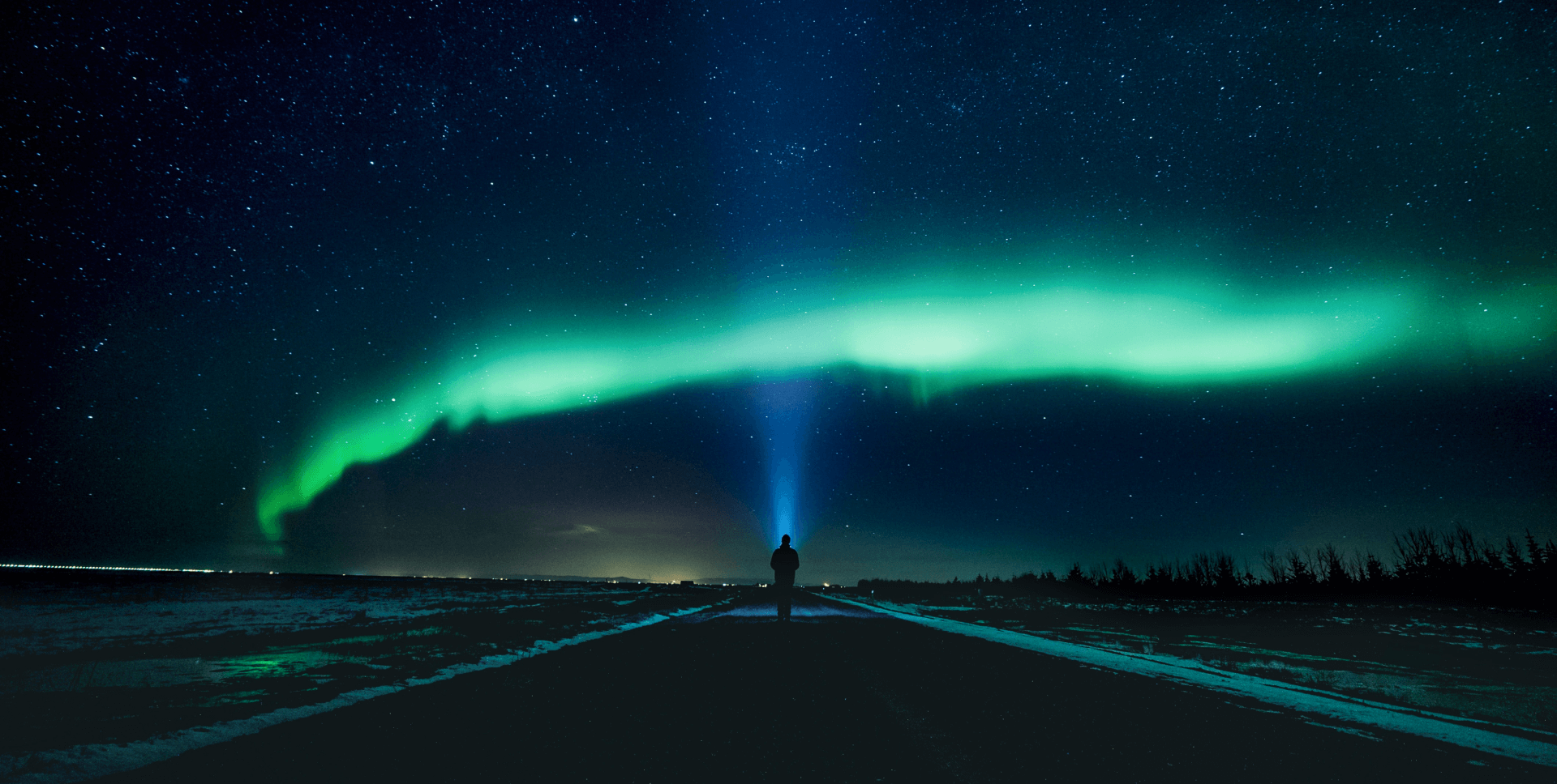 Улица в темное время суток с северным сиянием