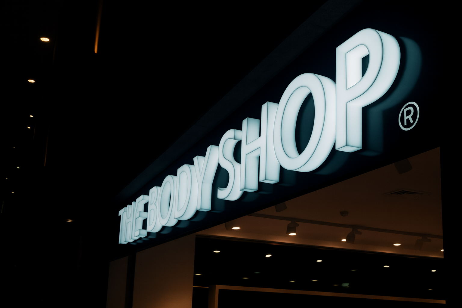 объёмные буквы с подсветкой на фасаде торгового центра