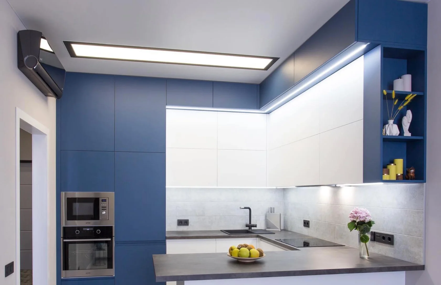 Кухня синего цвета с барной стойкой