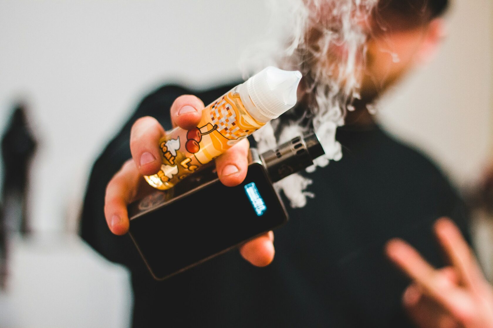 Електронные сигаренты. Photo by Erik Mclean on Unsplash