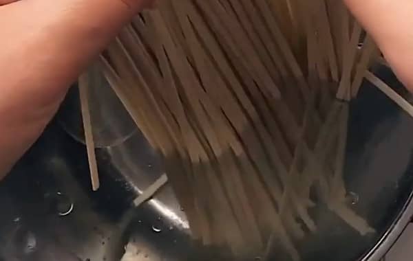 Приготовление лапши удон с индейкой и овощами: шаг 2